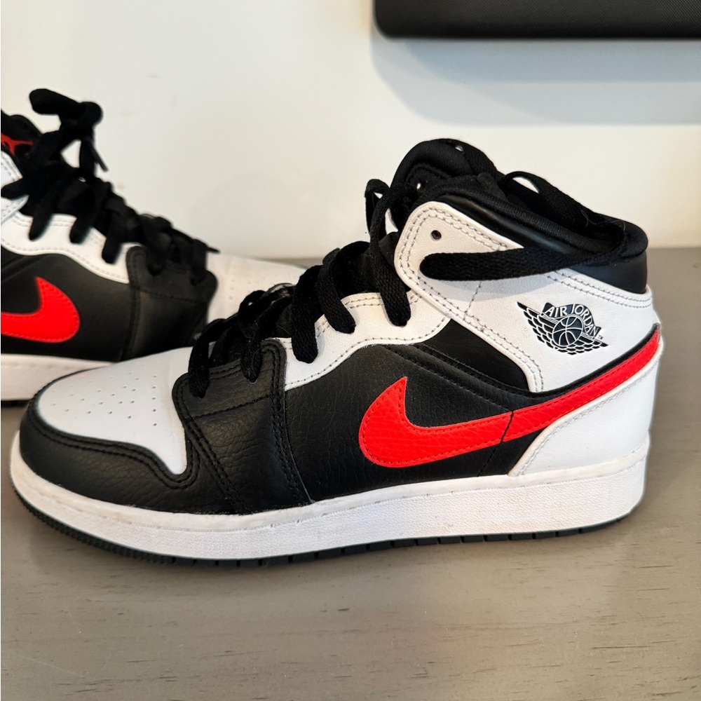 Nike Air Jordan Mid Big Kids - Black, White Red (Chile) Accents